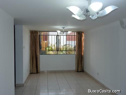 VENTA DPTO., HERMOSO, ILUMINADO 1ER PISO, COCHERA, SAL-COMEDOR, 2 DORM.,  COCINA, CERCA SERVICIOS. 