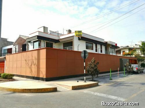 *SE VENDE HERMOSA CASA EN VENTA EN SANTA PATRICIA LA MOLINA , CERCA A LA AV. JAVIER PRADO *.