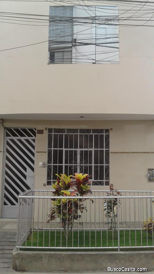 VENTA DE CASA DE 3 PISOS EN SAN MARTIN DE PORRES - ALT. C. 17 DE AV. CARLOS IAGUIRRE