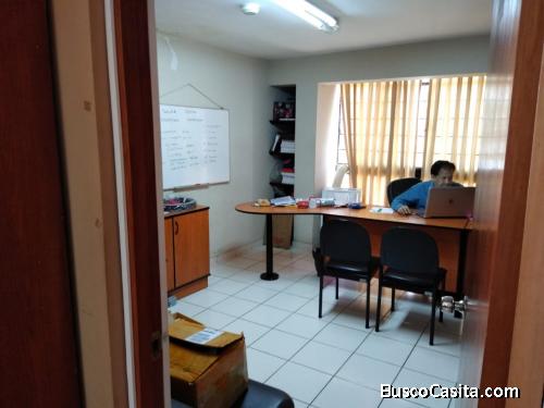 EN VENTA HERMOSA CASA FRENTE  A PARQUE 