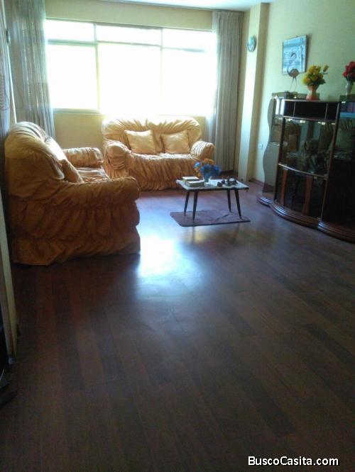 REMATO POR VIAJE CASA DE 3 PISOS EN ZONA COMERCIAL