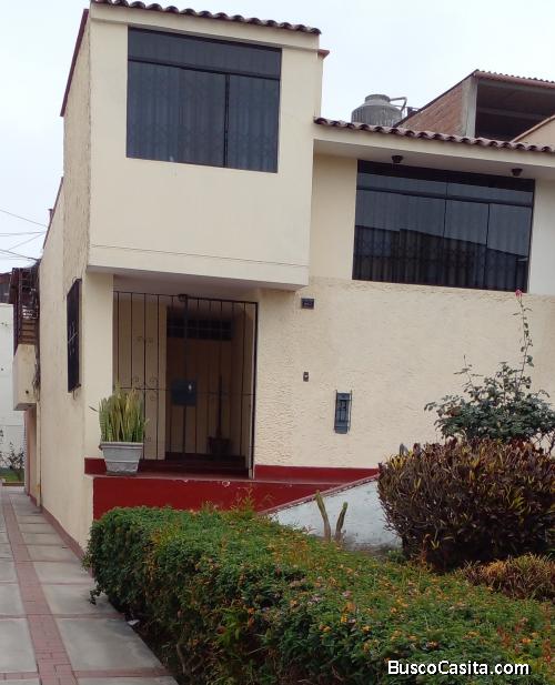 Venta de casa con cochera en Surco