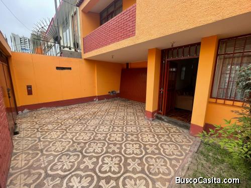Venta de Casa 2 pisos a 1 cdra de Parque 200 Millas
