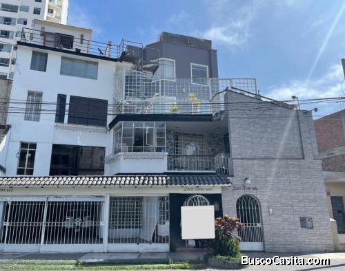 Alquilo amplio primer piso dividido en dos departamentos
