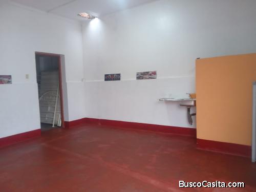  SE ALQUILA LOCAL IDEAL PARA NEGOCIO , TALLER O DEPOSITO PUERTA A CALLE ZONA CENTRICA