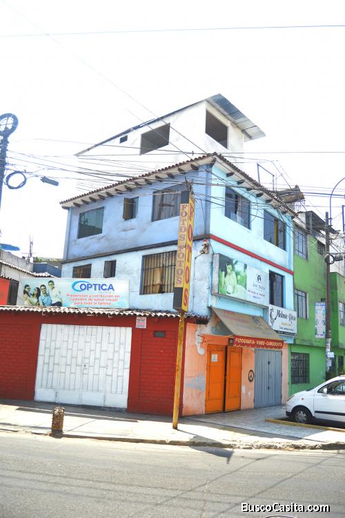 Vendo casa en Esquina de dos Avenidas en la Urb. Santa Anita
