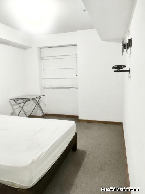 HABITACIÓN CON BAÑO PROPIO. COCINA, LAVANDERÍA Y SALA COMPARTIDA.