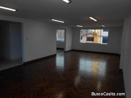 ALQUILO OFICINA SEGUNDO PISO EN AVENIDA - S.J.M. - ZONA  A