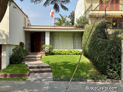 SE VENDE CASA EN MIRAFLORES (COMO CASA O COMO TERRENO)