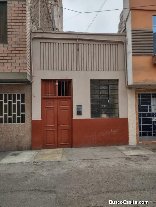 VENTA CASA COMO TERRENO EN BARRIOS ALTOS, QUINTA CARBONE. 60 M2 HASTA 8 PISOS