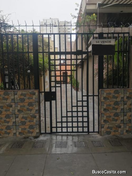 VENDO AMPLIA CASA EXCLUSIVO DISTRITO MIRAFLORES LIMA PERÚ A PRECIO DE TERRENO