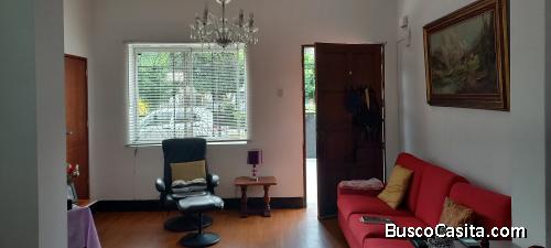 POR VIAJE VENDO EXCELNTE DEPARTAMENTO VIVIENDA O NEGOCIO, PRIMER PISO PUERTA CALLE. FRENTE PARQUE.