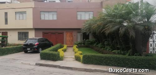 Casa de dos pisos cazotea en condominio en Barranco (ingreso Av. Bolognesi).