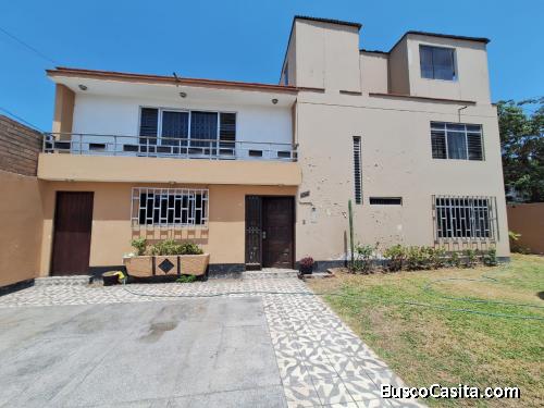 Casa de 117m2 de terreno y 217 m2 construidos, localizada en el conjunto habitacional Juan XXIII