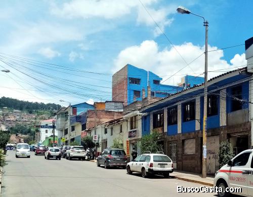 SE VENDE CASA COMO TERRENO DE 542m2 EN CALLE. HUASCAR - WANCHAQ
