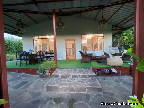 CASA EN VENTA SEMI AMOBLADA