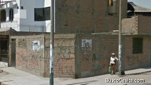 Venta de casa en esquina en Santa Anita, ideal para negocio.