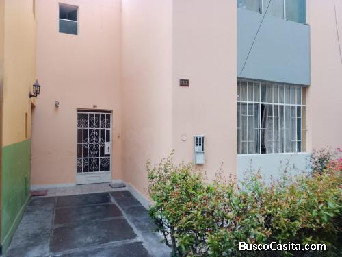 CASA DE DOS PISO CON PATIO Y UN PEQUEÑO JARDÍN ADELANTE