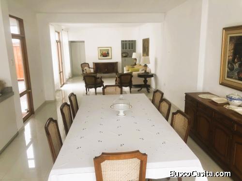 Venta de linda Casa RECIÉN REMODELADA de 3 pisos con 408m² super céntrica en Santa María, Huacho 