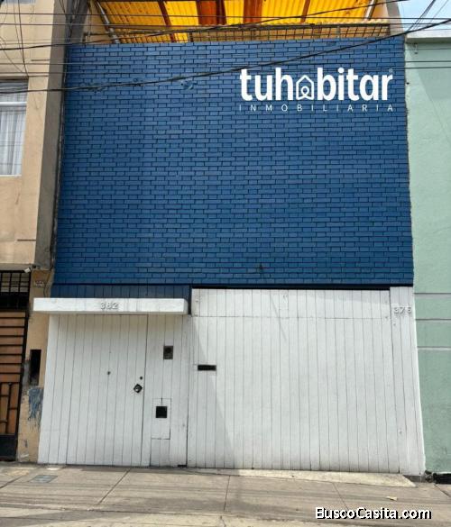 SE VENDE CASA DE 3 PISOS COMO TERRENO EN SAN ISIDRO.