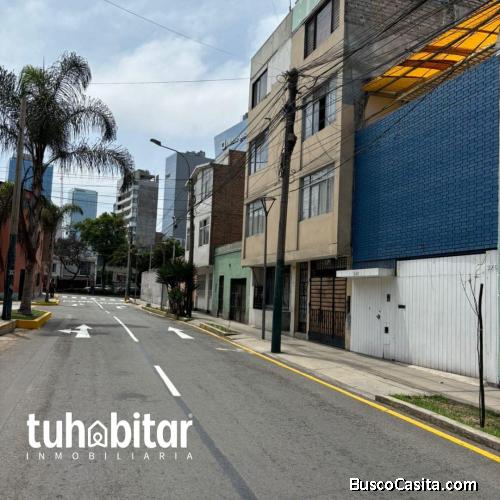 SE VENDE CASA DE 3 PISOS COMO TERRENO EN SAN ISIDRO.