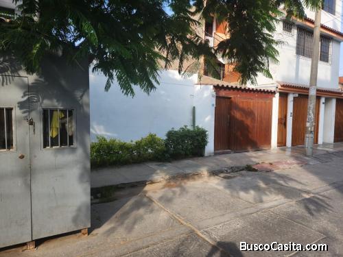 Casa de un piso con patio y cochera