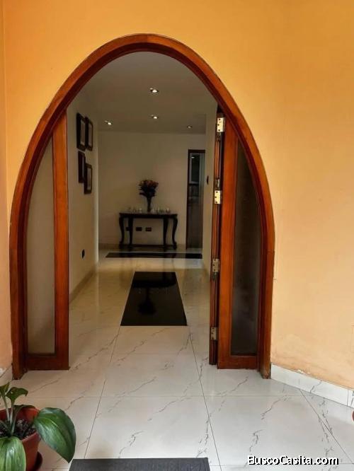 Venta de casa en Monterrico Santiago de surco 4 dormitorios