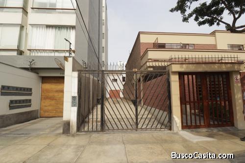 CASA DE 2 PISOS EN MIRAFLORES PARA RENOVAR O EDIFICAR EXCELENTE PARA RESTAURANTE