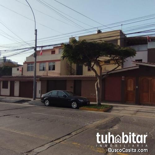 Casa en venta para vivienda o para negocio en Urb. Pando.