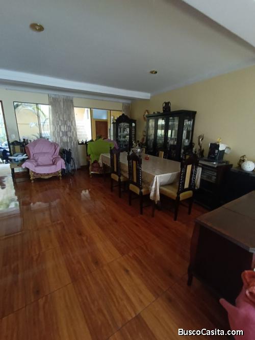 ¿Buscas una casa espaciosa y completa cerca de Av. Constructores y Flora Tristán, La Molina?