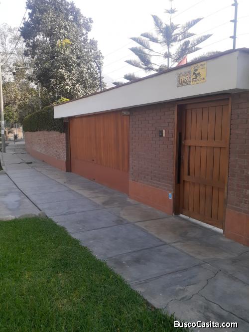 Vendo Casa en Av. Los Cedros cuadra 14 - Chacalacayo