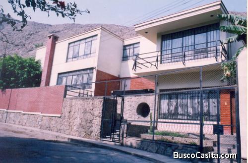 Vendo Casa en Los Robles cuadra 7 - Chaclacayo
