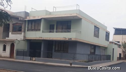 Se Vende Amplia casa de 2 pisos con cochera y azotea 