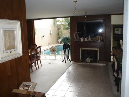 AMPLIA CASA CON ALBERCA EN CAMINO REAL