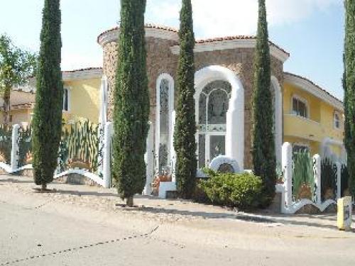CASA AMUEBLADA EN RENTA BUGAMBILIAS