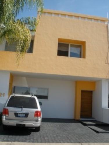 HERMOSA CASA EN COTO Y FRACC. PRIVADO