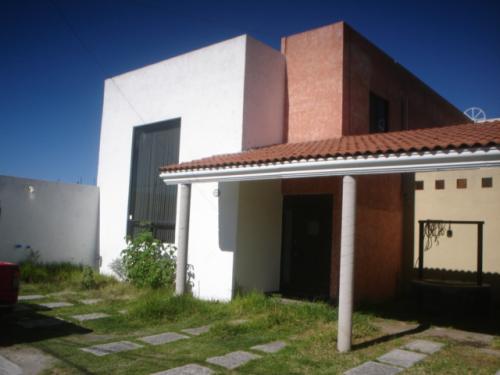 Casa 3 recámaras con baño, cochera 3 autos Morillotla Puebla