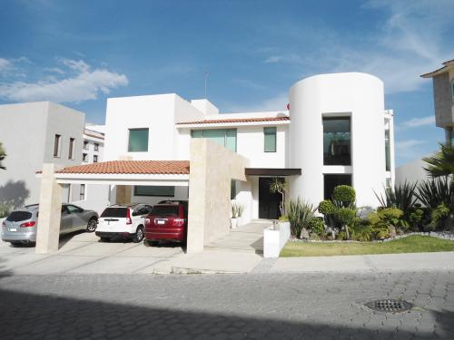 PRADO LARGO. ILUMINADA RESIDENCIA, SEMINUEVA Y MUY CONTEMPORÁNEA