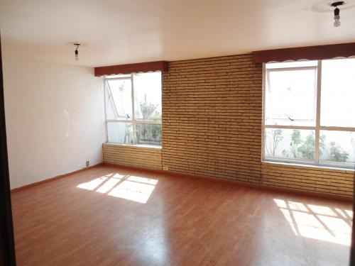 JARDÍNES DE SAN MATEO. CUIDADA CASA CON DEPTO INDEPENDIENTE