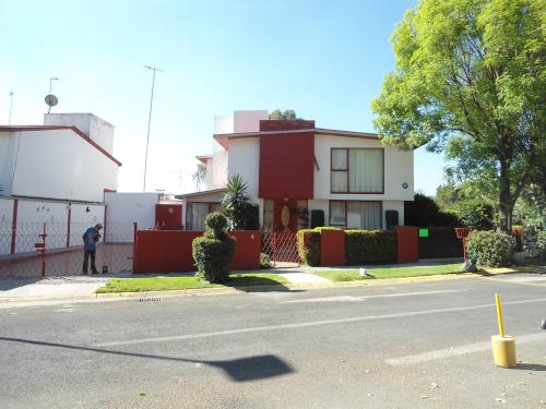 ¡PASEOS DEL BOSQUE! COMPLETÍSIMA, ILUMINADA Y ESPACIOSA CASA.