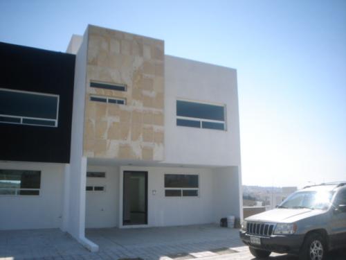 Casa 4 niveles trirecámaras roof garden sótano Britania La Calera  Puebla