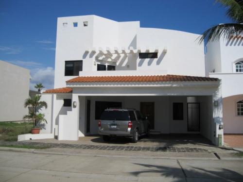 Bellisima casa a solo unos pasos de la playa