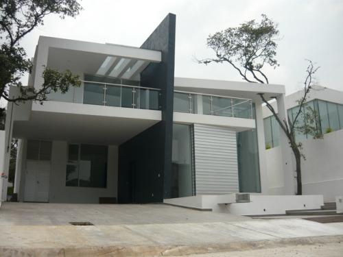 Venta de Casa en Zona Esmeralda Chiluca, Exclusiva y Moderna