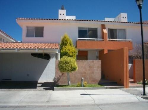 Rento Casa amueblada al Norte con derecho a alberca y tenis