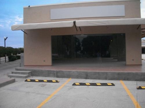 RENTO LOCALES EN PLAZA COMERCIAL NUEVA A 82.00 M2