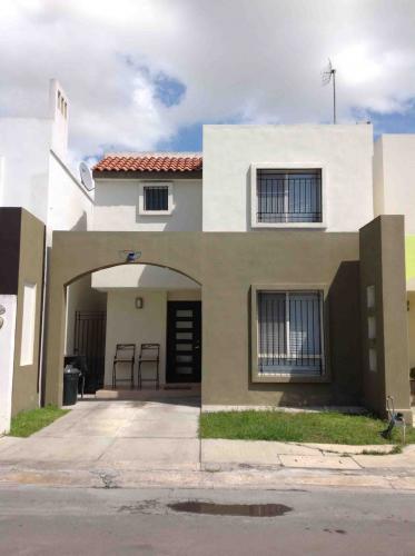 CASA JARDINES DE ANDALUCÍA. RECIENTEMENTE REMODELADA DE OPORTUNIDAD.
