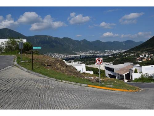 TERRENO EN VALLE DE BOSQUENCINOS DE 3 FRENTES.