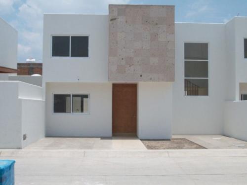 RENTO CASA NUEVA AL NORTE EQUIPADA FRAC. CERRADO