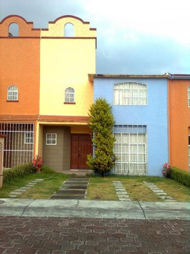 RENTO CASA SEMI AMUEBLADA A 5 MIN DEL AEROPUERTO DE TOLUCA