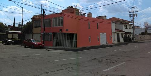 Casa atrás del Parque España excelente para Oficina o Escuela